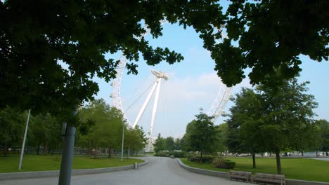 The-London-Eye-from-empty-Jubilee-Park,-during-the-COVID-19-lockdown-pandemic-2020