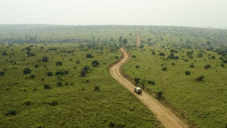 Auf-Ein-Abenteuer-In-Afrika-Im-Safarifahrzeug-Durch-Die-Weite-Savanne