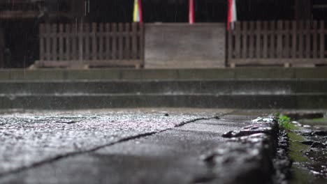 Detalle-De-La-Lluvia-Cayendo-Sobre-El-Suelo-De-Un-Templo-Sintoísta-En-Tokio
