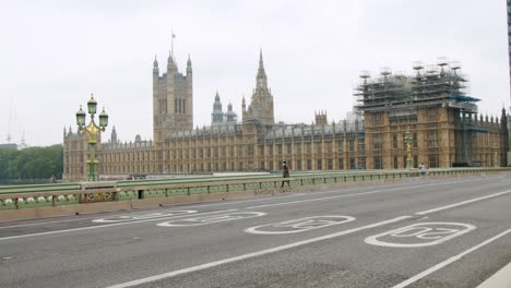 London-in-Lockdown,-empty-Westminster-Bridge-Streets-with-The-Houses-of-Parliament,-during-2020's-Coronavirus-pandemic
