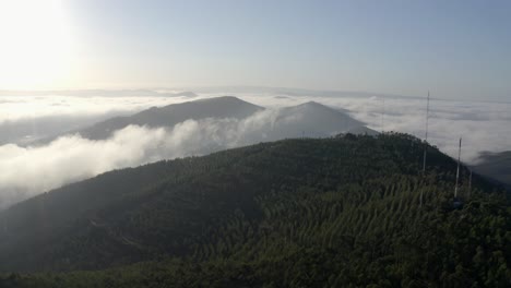 Luftaufnahme-Eines-Belaubten-Berges-Mit-Niedrigen-Wolken-In-Portugal