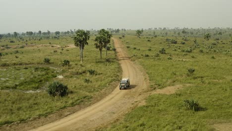 Safarifahrzeug,-Das-Durch-Die-Afrikanische-Savanne-Im-Sonnigen-Uganda-Fährt