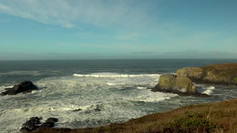Oregon-Coast-sea-stacks-with-waves-crashing-during-high-tide