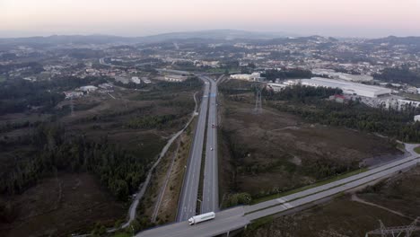 Vista-Aérea-De-Una-Gran-Carretera-En-Portugal