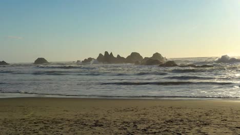 Wellen,-Die-über-Inseln-An-Der-Küste-Von-Oregon-Brechen