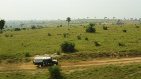 Ambulancia-De-Animales-En-África-Acelera-A-Lo-Largo-De-Un-Camino-De-Tierra-Para-Rescatar-A-Un-Animal-Para-Su-Conservación