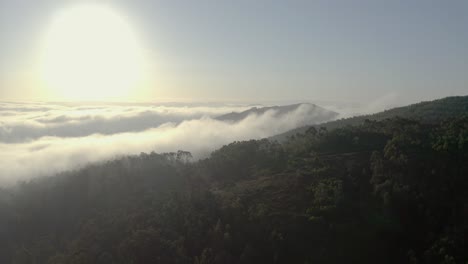Luftbild-Niedriger-Wolken-An-Einem-Nebligen-Morgen-über-Einem-Großen-Berg