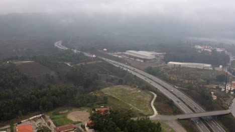 Luftaufnahme-Einer-Großen-Autobahn-Mit-Verkehr-In-Portugal