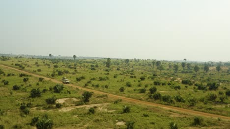 Menschen-Auf-Safari-In-Afrika-Blicken-Vom-Dach-über-Die-Weite-Grüne-Savanne