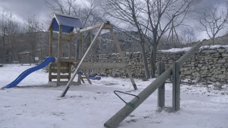 Parque-Infantil-Vacío-Con-Hielo-Y-Nieve-En-El-Parque