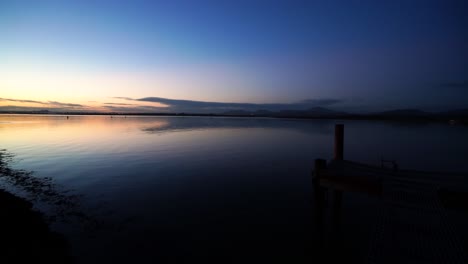 Sonnenuntergang-Am-Meer,-Blick-Auf-Das-Seedock-Und-Die-Küste-Am-Abend-In-Dundalk,-Irland