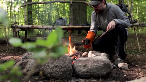 Mann-Kocht-Steaks-über-Einem-Rauchenden-Lagerfeuer-Im-Sommerwald