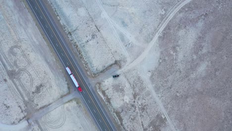 Drohne,-Die-In-Der-Wüste-Auf-Einen-Lastwagen-Herabfährt