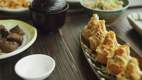 Comida-Japonesa-Recién-Cocinada-Servida-En-Una-Mesa-Teppanyaki-En-El-Restaurante