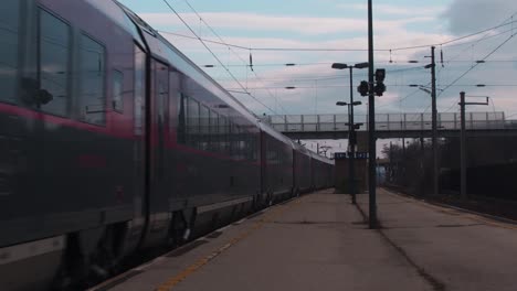 Zug-Fährt-Durch-Den-Bahnhof