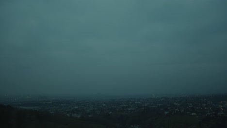 Dunkle-Wolken-über-Der-Stadt