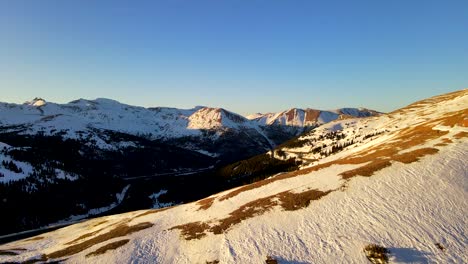 Goldenes-Sonnenlicht,-Das-Die-Berggipfel-Während-Des-Sonnenuntergangs-In-Einer-Atemberaubenden-Winterlandschaft-Küsst
