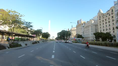 Blick-Von-Der-Straße,-Die-Zum-Obelisk-Denkmal-In-Buenos-Aires,-Argentinien-Führt