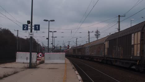 Alter-Zug-Fährt-Vom-Bahnhof-Weg