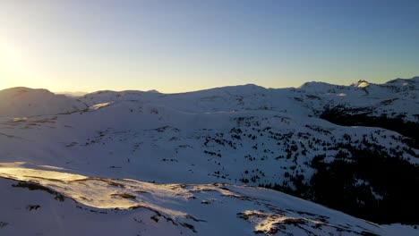 Montañas-Cubiertas-De-Nieve-En-El-Hermoso-Paisaje-De-Las-Montañas-Rocosas