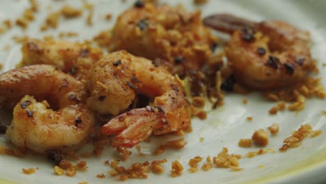 Plate-Of-Shrimps-With-Fried-Garlic
