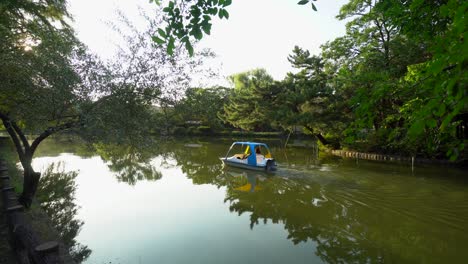 Die-Seen-Des-Shakujii-parks-In-Tokio-Eignen-Sich-Den-Ganzen-Nachmittag-über-Ideal-Zum-Bootfahren-Und-Spazierengehen