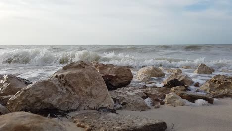 Wellen,-Die-An-Einem-Mexikanischen-Strand-Gegen-Felsen-Schlagen