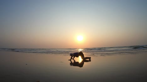 Silhouette-Eines-Südasiatischen-Indischen-Mannes,-Der-Während-Der-Sommerferien-An-Einem-Wunderschönen-Strand-In-Den-Sonnenuntergang-Läuft