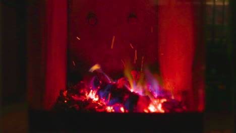 Chimenea-Con-Maderas-Ardiendo-Dando-Calor-Dentro-De-La-Habitación-En-Una-Noche-Fría