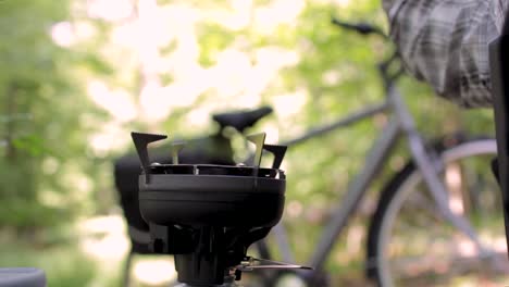 Fahrradperson,-Die-Kaffee-über-Einem-Campinggasherd-Im-Sommerwald-Kocht
