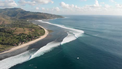 Desert-Point-Drone-shot,-overview-about-the-waves,-the-best-waves-in-Indonesia