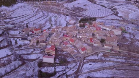 Dron-Panorámico-Alrededor-De-Un-Pueblo-De-Montaña-Español-Al-Atardecer-Con-Nieve-Y-Clima-Frío