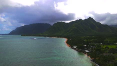 Hawaiian-mountains-under-dramatic-clouds.-Oahu,-beautiful-hyperlapse