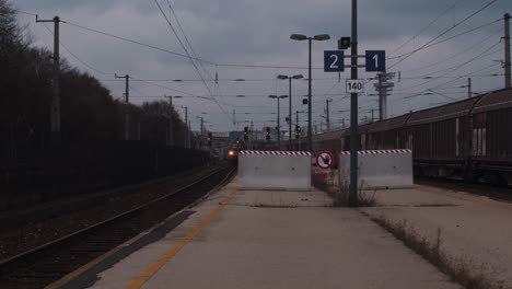Tren-Circulando-Por-La-Estación