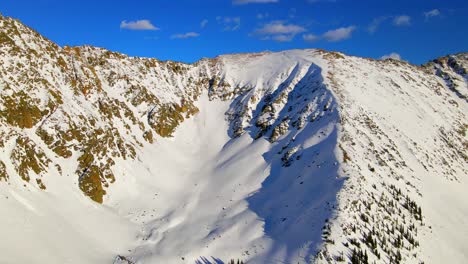 Fliegen-über-Schneebedeckte-Berge-In-Den-Rocky-Mountains