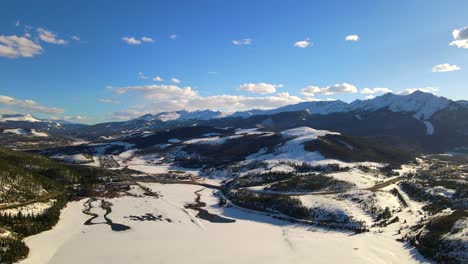 Schöne-Winterlandschaft-In-Den-Felsigen-Bergen,-Gipfelgrafschaft