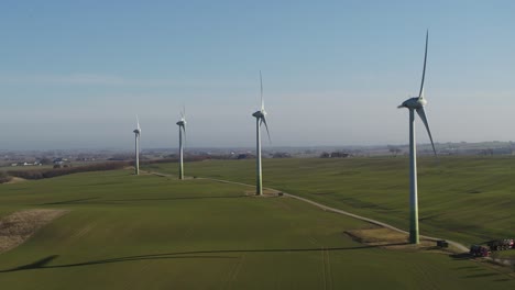 Windturbinen-Drehen-Sich-Im-Wind---Drohnenflug-Schönes-Wetter-In-Skane