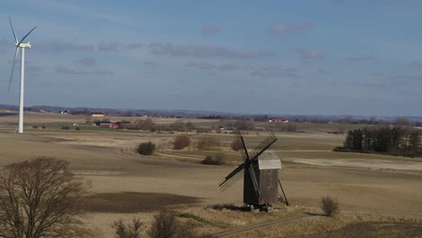 Alte-Holzwindmühle-Und-Neue-Windkraftanlagen---Drohnenflug