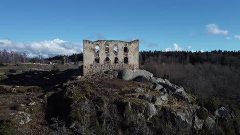 Slow-Drone-flight-up---Ruins-of-castle-in-JÃ¶nkÃ¶ping,-Sweden