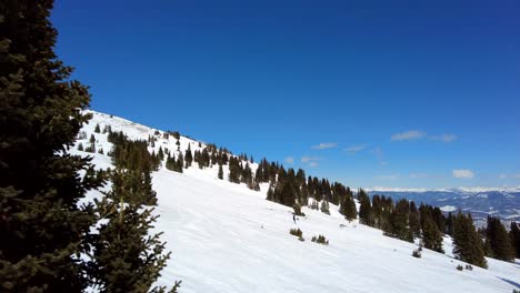 Persona-Esquiando-Por-Laderas-En-Breckenridge-Resort-En-Un-Hermoso-Día-Soleado