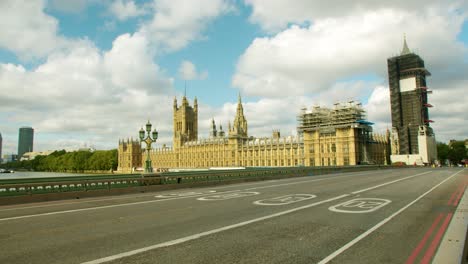 Lockdown-in-London,-empty-Westminster-Bridge-streets-with-the-Houses-of-Parliament-and-Big-Ben-under-scaffolding,-during-the-Coronavirus-pandemic-2020