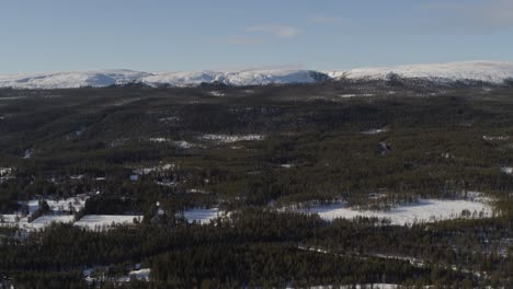 Luftaufnahme-Langsame-Drohnenaufnahme-Winterlandschaft-In-Den-Nördlichen-Teilen-Schwedens