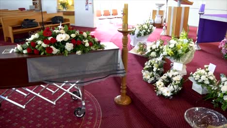 Nahaufnahme-Eines-Bestattungssargs-In-Einem-Leichenwagen-Oder-Einer-Kapelle-Oder-Beerdigung-Auf-Dem-Friedhof