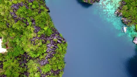 Vista-De-Pájaro-Sobre-Increíbles-Formaciones-De-Piedra-Caliza-En-Palawan,-Filipinas