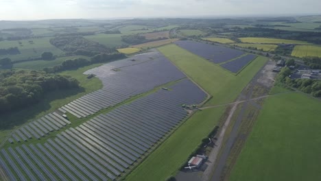 Flug-über-Einen-Solarpark-In-Der-Nähe-Von-Cirencester