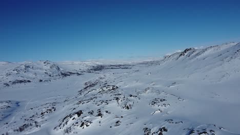 Schöne-Langsame-Luftaufnahme-über-Unberührte-Schneebedeckte-Landschaft-Mit-Bergen