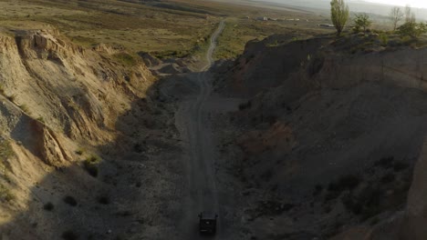 Drohne-Nach-Russischem-Jeep---Fahren-Im-Gelände---Kirgisistan