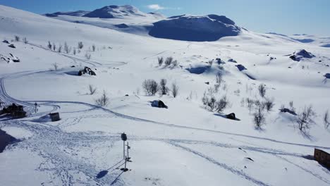 Mountain-Cabins-In-Frosty-Landscape---STF-Unna-Allakas-In-Kiruna,-Sweden---aerial-drone-shot