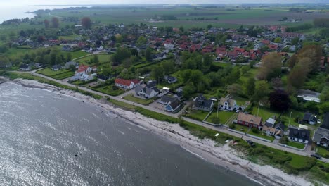 Idyllisches-Stadtbild-Am-Strand-Der-Provinz-Skane-In-Südschweden