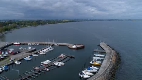 Segelboote-Und-Luxusyachten,-Die-Am-Jachthafen-In-Einer-Stadt-In-Scania,-Schweden,-Angedockt-Sind